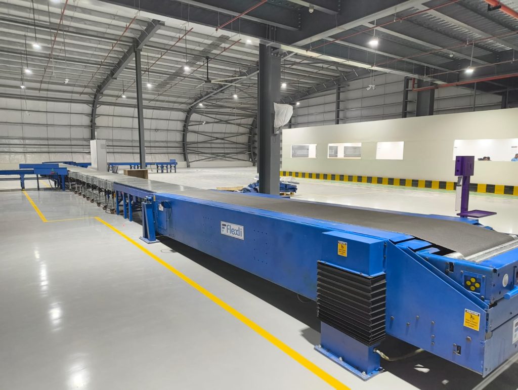 Telescopic conveyor system used for efficient loading and unloading operations in warehouse and logistics facilities.